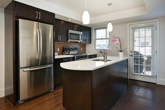 210 W 7th St, Unit 2 in Boston, MA - Building Photo - Building Photo