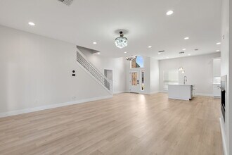 1735 Woodridge Dr in Wichita Falls, TX - Foto de edificio - Building Photo
