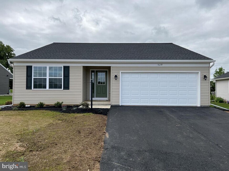 529 Cambridge Ln in Shippensburg, PA - Building Photo