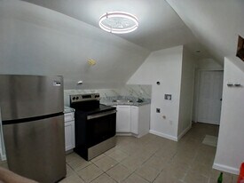 66 Linden Ave, Unit Attic in Jersey City, NJ - Building Photo