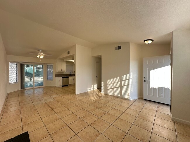 5195 Summerbrook Way in Sacramento, CA - Building Photo - Building Photo