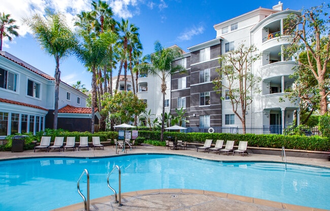 The Villas at Park La Brea in Los Angeles, CA - Building Photo - Building Photo