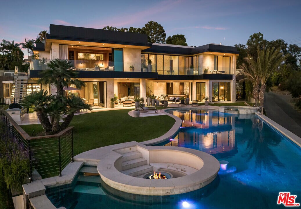 1625 Summitridge Dr in Beverly Hills, CA - Building Photo