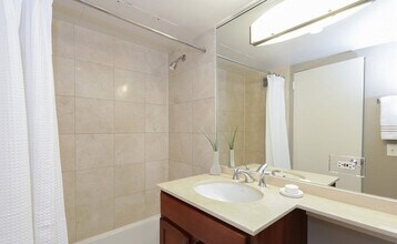 2300 N Commonwealth Ave, Unit 7B in Chicago, IL - Building Photo - Building Photo