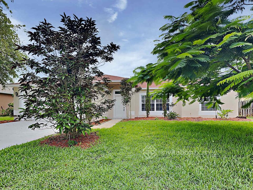 727 Falls Creek Dr in Melbourne, FL - Building Photo