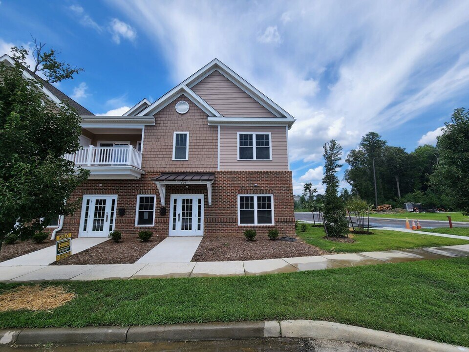 605 Commonwealth Dr in Yorktown, VA - Building Photo