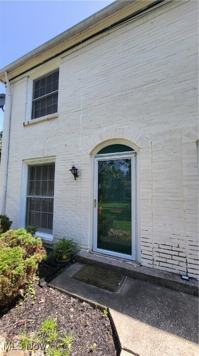 23 Trenton Square in Euclid, OH - Foto de edificio