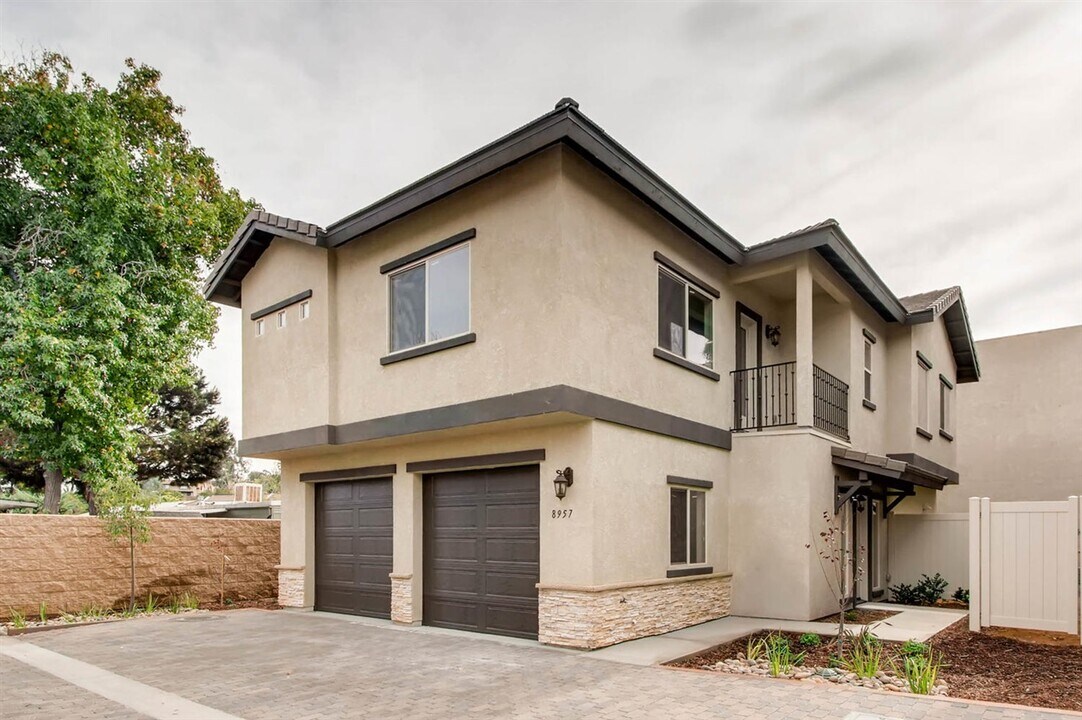 8957 N Magnolia Ave in Santee, CA - Foto de edificio