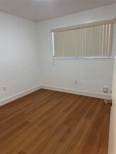 910 NW 43rd St in Miami, FL - Foto de edificio - Building Photo