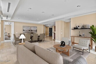 2211 E Camelback Rd in Phoenix, AZ - Building Photo - Building Photo