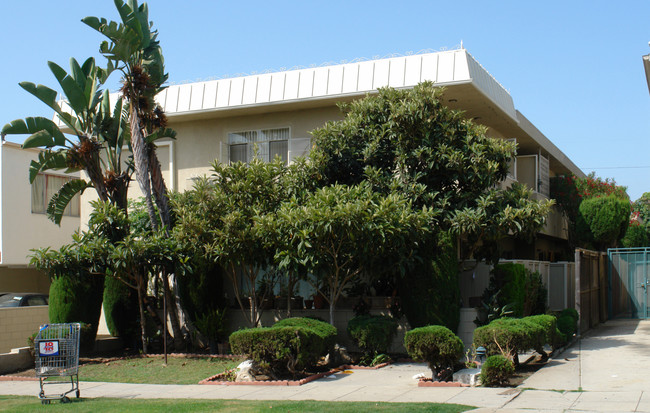 3527 Mentone Ave in Los Angeles, CA - Foto de edificio - Building Photo