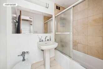 300 E 90th St in New York, NY - Building Photo - Building Photo