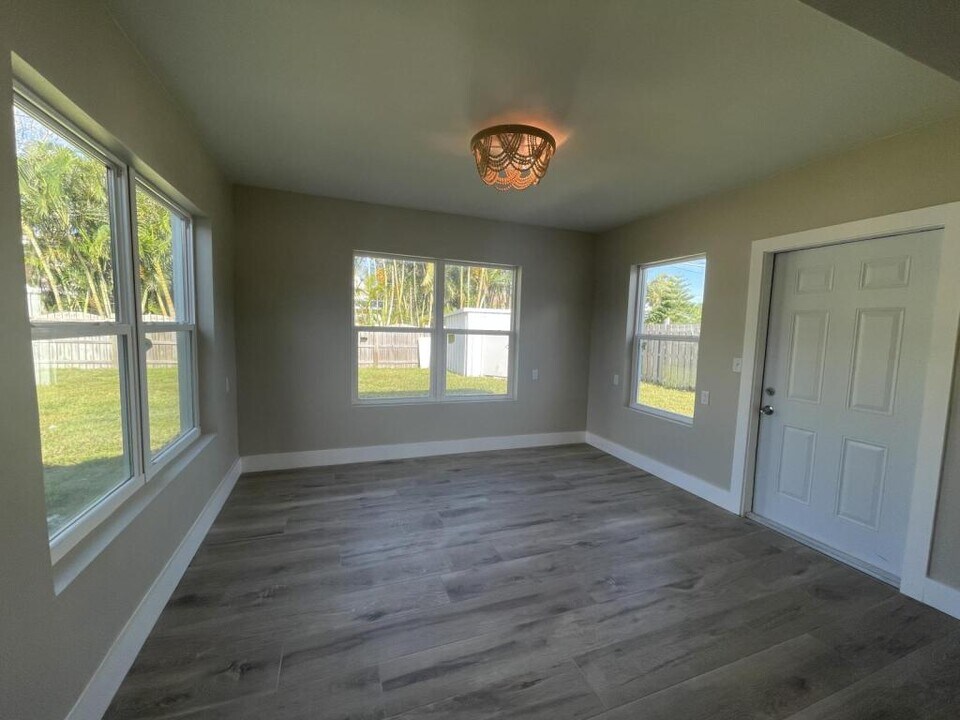 928 Lantana Ave in Clearwater, FL - Building Photo