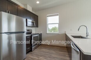 1111 W Fourth Plain Blvd in Vancouver, WA - Building Photo