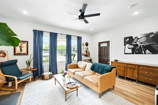 806 W French Pl in San Antonio, TX - Building Photo - Building Photo