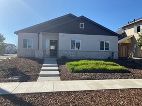 2002 Camino del Prado in Santa Rosa, CA - Foto de edificio - Building Photo