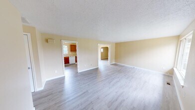 13345-13347 Clairmont Way in Oregon City, OR - Building Photo - Building Photo