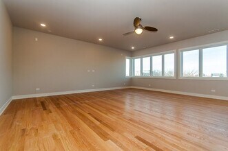 1641 W Grand Ave, Unit 302 in Chicago, IL - Building Photo - Building Photo