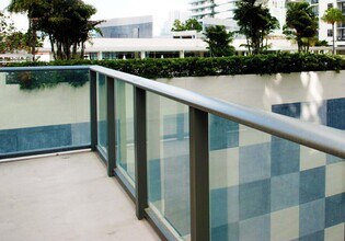 11 NE 6th St in Miami, FL - Foto de edificio - Building Photo