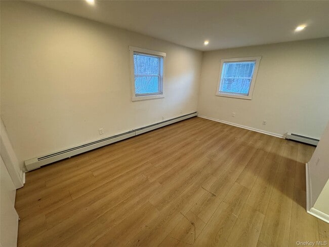 98 E Market St in Hyde Park, NY - Building Photo - Building Photo