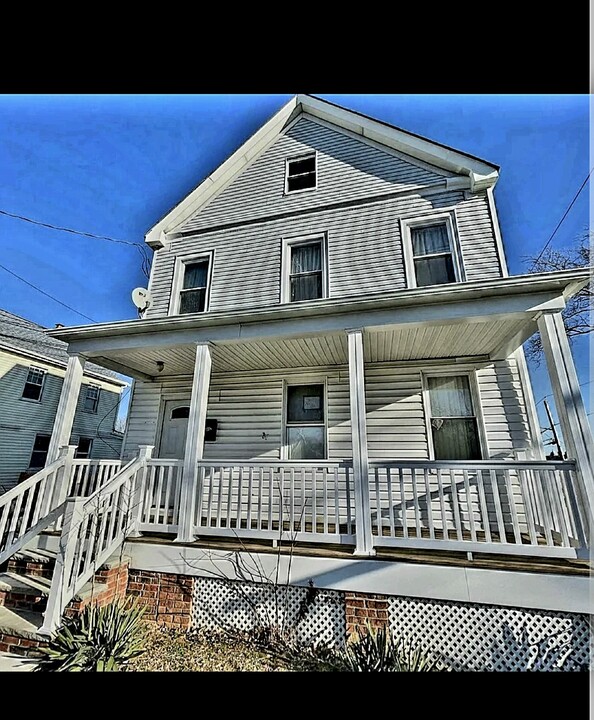 694 Amboy Ave in Perth Amboy, NJ - Building Photo