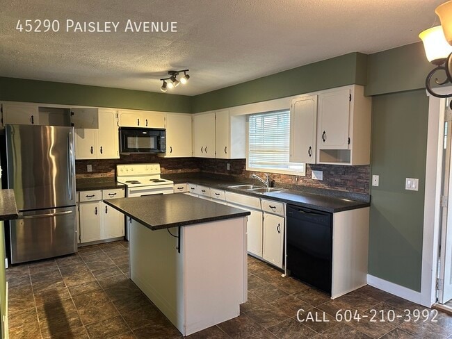 45290 Paisley Ave in Chilliwack, BC - Building Photo - Building Photo