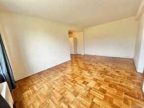 210 Pelham Rd in New Rochelle, NY - Building Photo - Building Photo