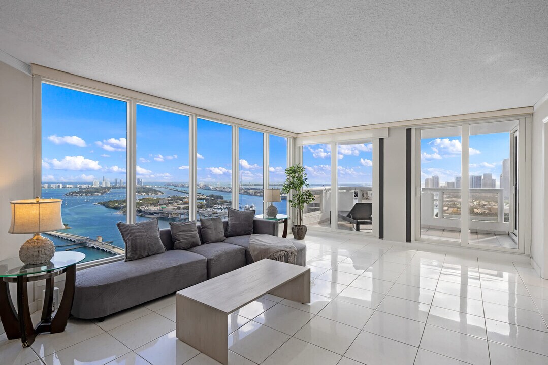 1717 N Bayshore Dr in Miami, FL - Building Photo
