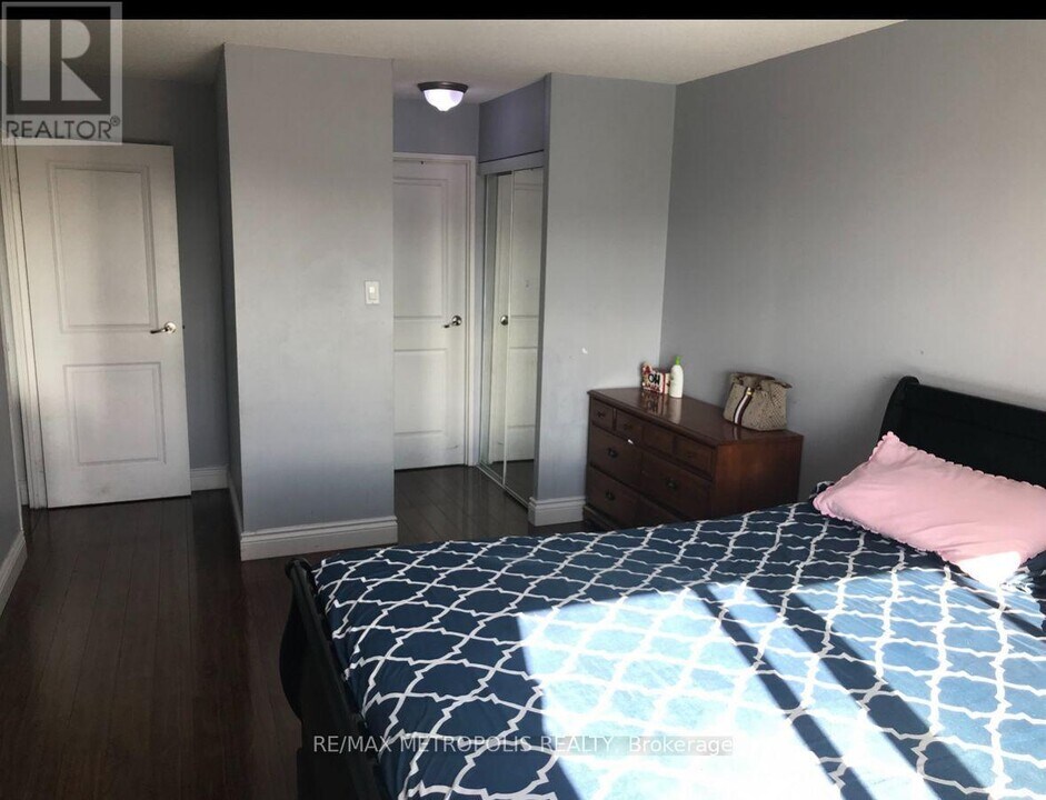 21 Markbrook Ln in Toronto, ON - Building Photo