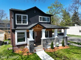 695 Livernois St in Ferndale, MI - Building Photo