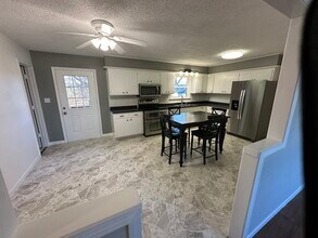 103 Spring St in Pleasant Hill, MO - Foto de edificio - Building Photo