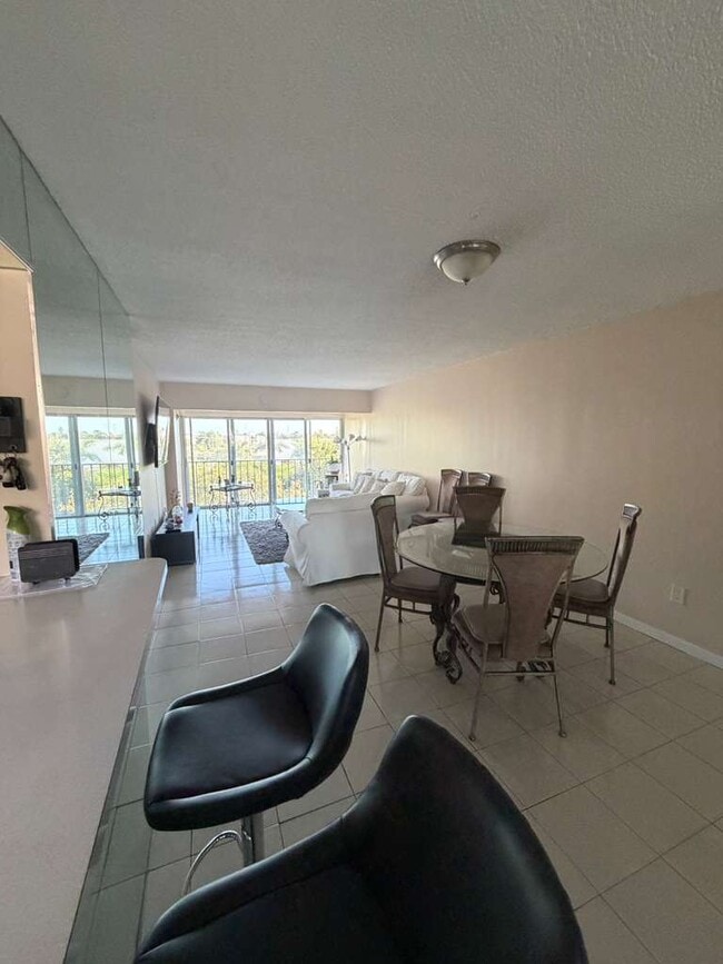 9180 Fontainebleau Blvd, Unit 401 in Miami, FL - Building Photo - Building Photo