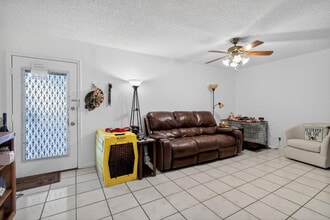 101 SW 132nd Way in Pembroke Pines, FL - Building Photo - Building Photo