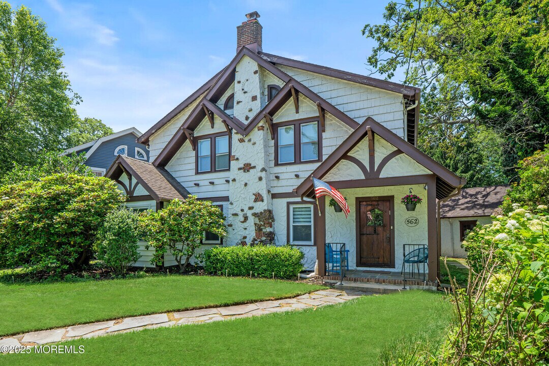 562 N Edgemere Dr in Allenhurst, NJ - Foto de edificio