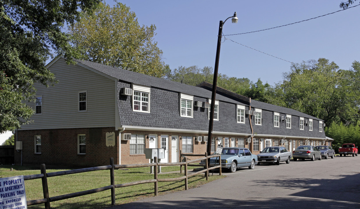 Estratbrook North in Richmond, VA - Foto de edificio