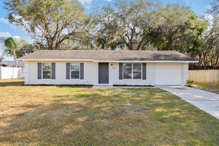 1238 Padgett Cir in Lady Lake, FL - Foto de edificio