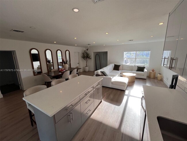 18361 NE 20th Pl in North Miami Beach, FL - Building Photo - Building Photo