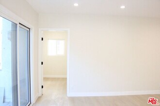 322 S Swall Dr in Los Angeles, CA - Building Photo - Building Photo