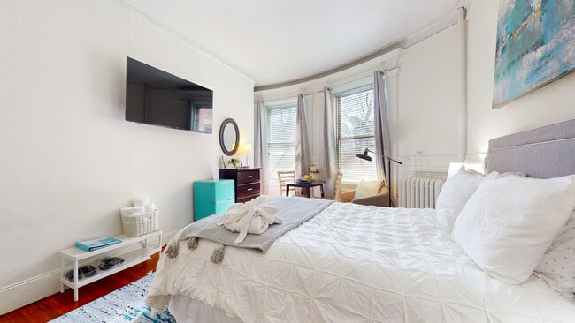 1029 Beacon St in Brookline, MA - Foto de edificio - Building Photo