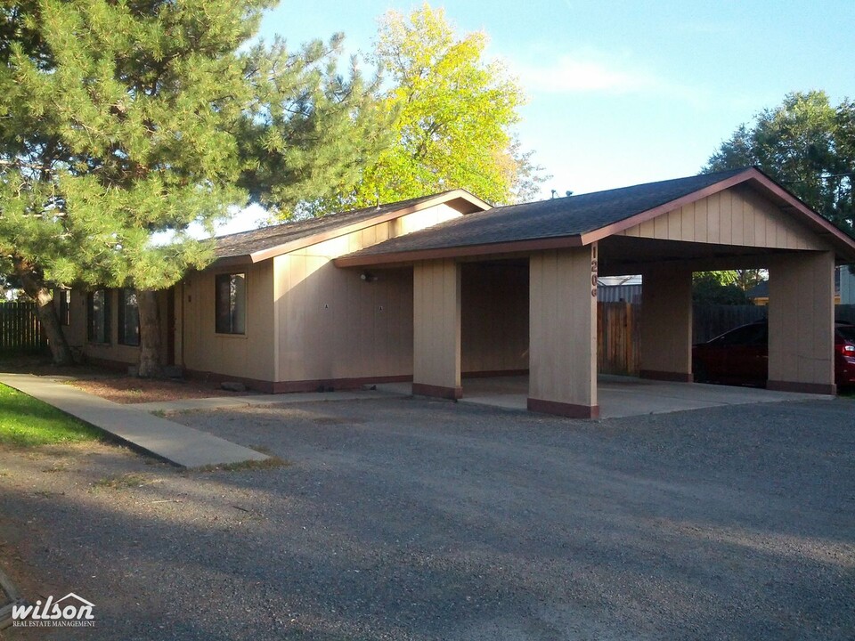 1206 Voelker Ave in Yakima, WA - Building Photo