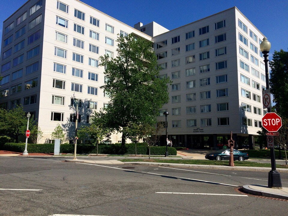 2475 Virginia Ave NW in Washington, DC - Foto de edificio