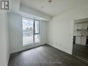 693 Davis Dr in Newmarket, ON - Building Photo - Building Photo