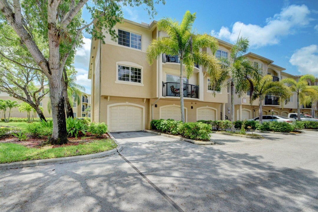 300 Crestwood Ct N in Royal Palm Beach, FL - Building Photo