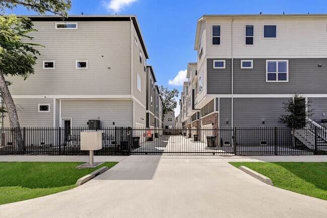 1302 W 24th St in Houston, TX - Building Photo - Building Photo