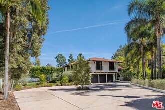7651 Willow Glen Rd in Los Angeles, CA - Building Photo - Building Photo