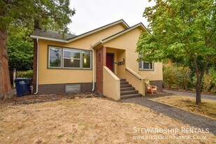 2266 Alder St in Eugene, OR - Building Photo
