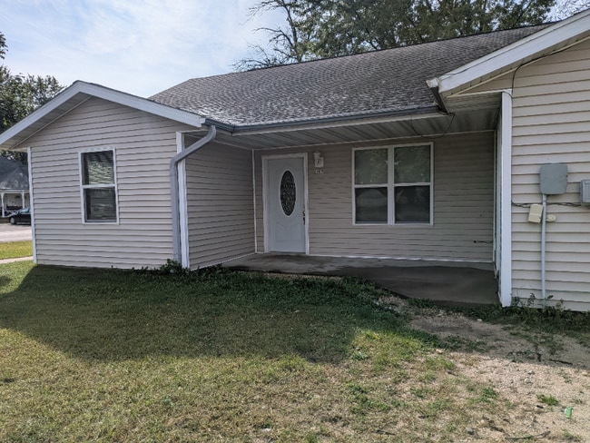 105 W Clark St in Plainfield, WI - Foto de edificio - Building Photo