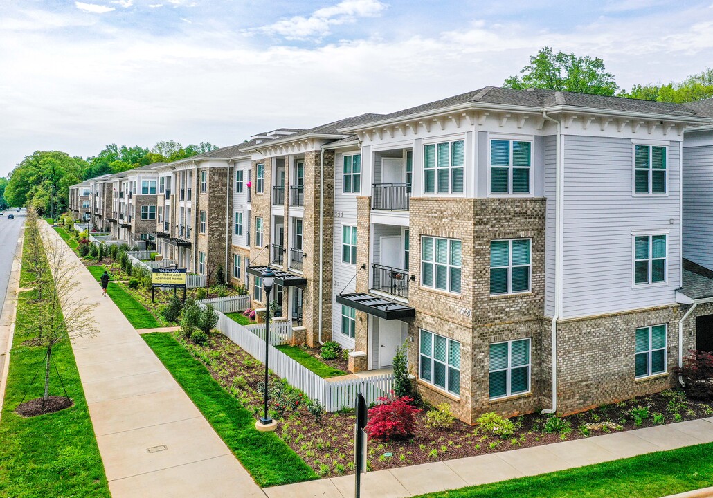 Overture Cotswold 55+ Active Adult Apartment Homes in Charlotte, NC - Foto de edificio