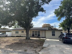 1735 Moose Dr in Lakeland, FL - Building Photo