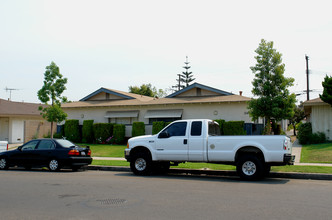 1043 N Lincoln St in Orange, CA - Foto de edificio - Building Photo